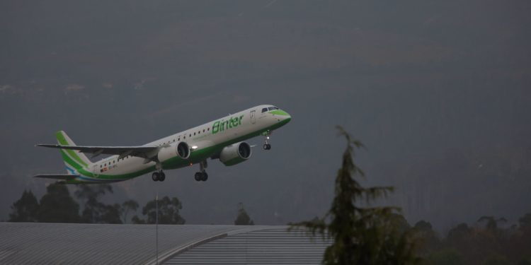 El aeropuerto de Vigo recupera la operatividad con una única cabecera tras cerrar por un agujero en la pista