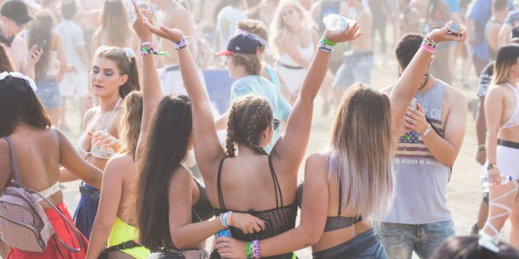 Denuncian al Reggaeton Beach Festival, que se celebrará en Nigrán, por no dejar meter comida y bebida