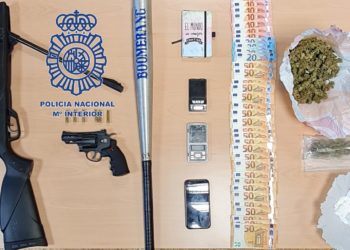Prisión para un traficante de Vigo que guardaba en casa un revólver, un machete y un bate de béisbol metálico