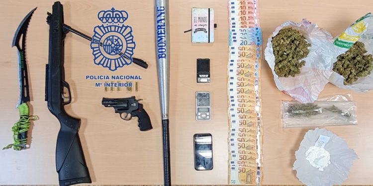Prisión para un traficante de Vigo que guardaba en casa un revólver, un machete y un bate de béisbol metálico