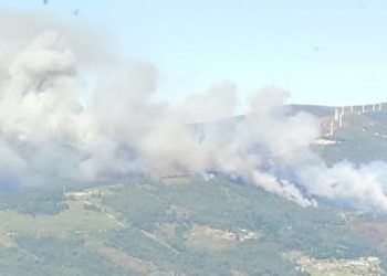 La Xunta pide ayuda a la UME para sofocar el incendio en Arbo al acercarse a núcleos poblados