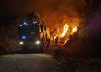 El fuego obliga a cortar la A-52 en A Cañiza, sigue activo en Arbo y se extiende por Ponteareas