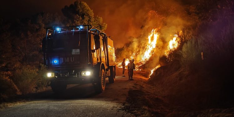 El fuego obliga a cortar la A-52 en A Cañiza, sigue activo en Arbo y se extiende por Ponteareas