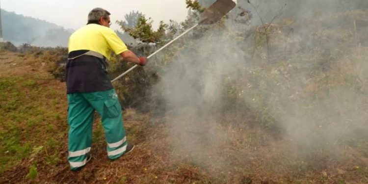 El incendio de Baiona arrasa ya 40 hectáreas: descartada la alerta por cercanía a las viviendas