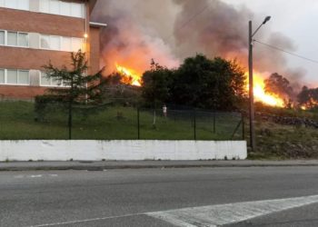 Intentan controlar un incendio forestal que ya ha quemado 27 hectáreas en Baiona
