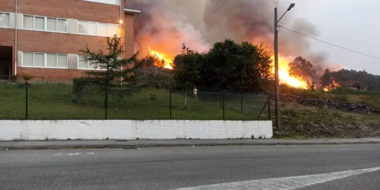 Intentan controlar un incendio forestal que ya ha quemado 27 hectáreas en Baiona