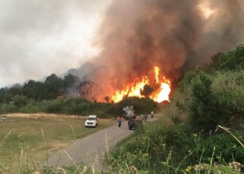 Intentan controlar un incendio forestal que ya ha quemado 27 hectáreas en Baiona