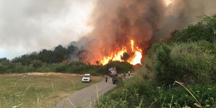 Intentan controlar un incendio forestal que ya ha quemado 27 hectáreas en Baiona