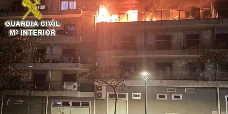 Evacuados a Povisa tras arder por completo su vivienda