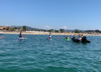 Vive Nigrán propone bautismos de surf, paseos en kayak o rutas por Monteferro, además de música