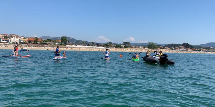 Vive Nigrán propone bautismos de surf, paseos en kayak o rutas por Monteferro, además de música