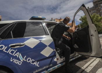 Detenido un vigués tras golpear el parabrisas de un coche con una loseta de la acera