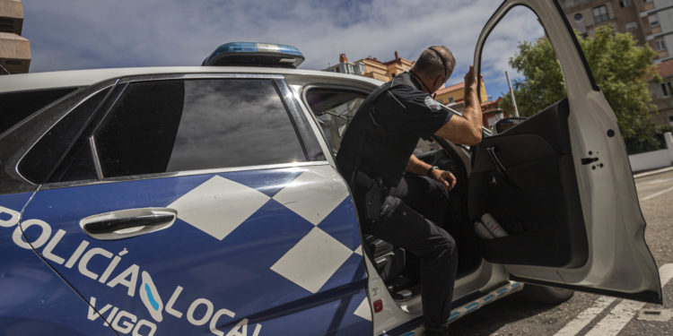Detenido un vigués tras golpear el parabrisas de un coche con una loseta de la acera
