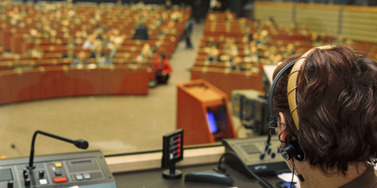 A UVigo asesora o Parlamento Europeo co seu novo servizo de subitulación en directo
