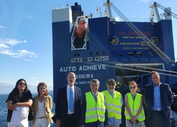 El Puerto de Vigo recibe la primera escala en España del buque híbrido ‘Auto Achieve’
