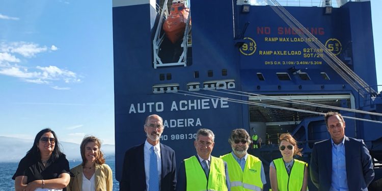 El Puerto de Vigo recibe la primera escala en España del buque híbrido ‘Auto Achieve’