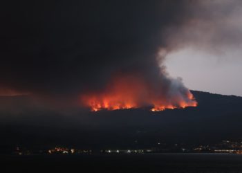 Desalojo de 700 personas en un camping de Ribeira y situación de riesgo en Ponte Caldelas