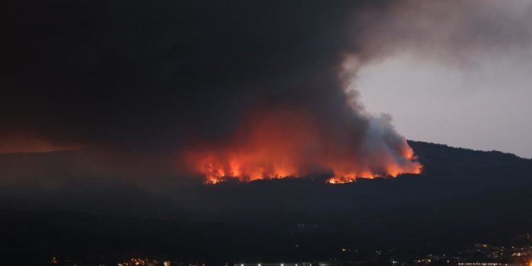 Desalojo de 700 personas en un camping de Ribeira y situación de riesgo en Ponte Caldelas