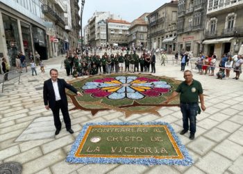 Los alfombristas de Ponteareas decoran la remozada Porta do Sol de Vigo