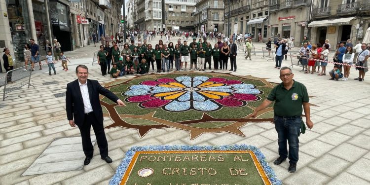 Los alfombristas de Ponteareas decoran la remozada Porta do Sol de Vigo