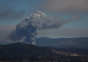 Un gran incendio visible desde el área de Vigo amenaza de nuevo la ‘raia’ portuguesa