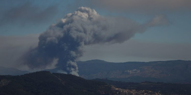 Un gran incendio visible desde el área de Vigo amenaza de nuevo la ‘raia’ portuguesa
