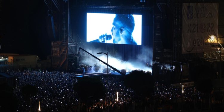 Conmoción en Vigo ante C. Tangana y los grandes ídolos de la canción convocados por sorpresa en un concierto para la historia