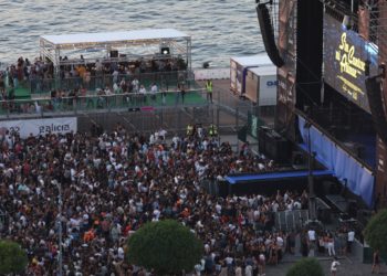 Conmoción en Vigo ante C. Tangana y los grandes ídolos de la canción convocados por sorpresa en un concierto para la historia