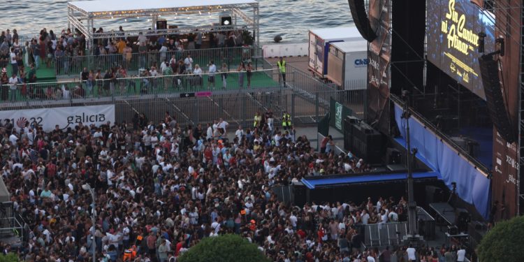 Conmoción en Vigo ante C. Tangana y los grandes ídolos de la canción convocados por sorpresa en un concierto para la historia