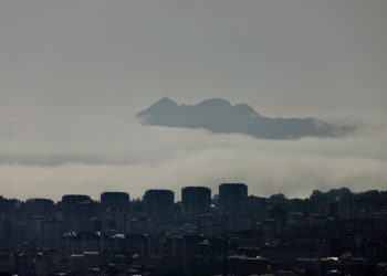 La niebla refresca Vigo: bajan las temperaturas en las Rías Baixas