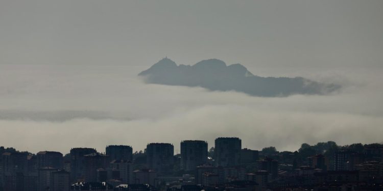La niebla refresca Vigo: bajan las temperaturas en las Rías Baixas