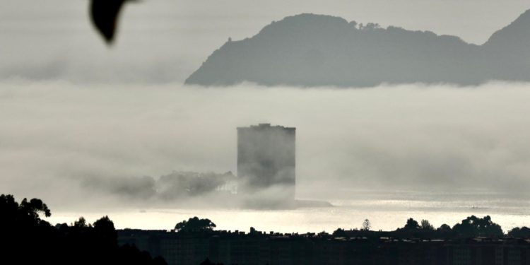 La niebla refresca Vigo: bajan las temperaturas en las Rías Baixas