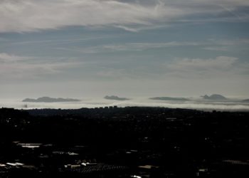 La niebla refresca Vigo: bajan las temperaturas en las Rías Baixas