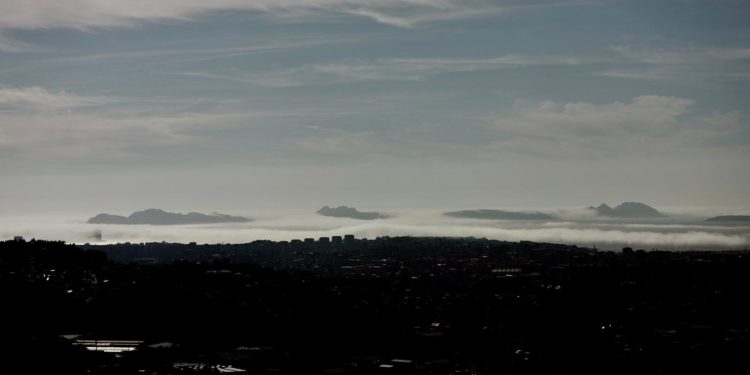 La niebla refresca Vigo: bajan las temperaturas en las Rías Baixas