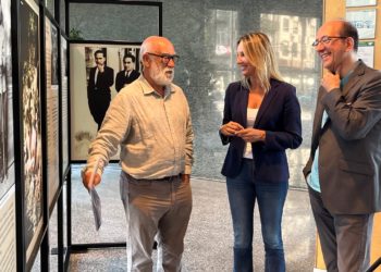 Recala en Vigo ‘Compromiso na distancia’, la muestra que recorre la vida y obra de Gurriarán