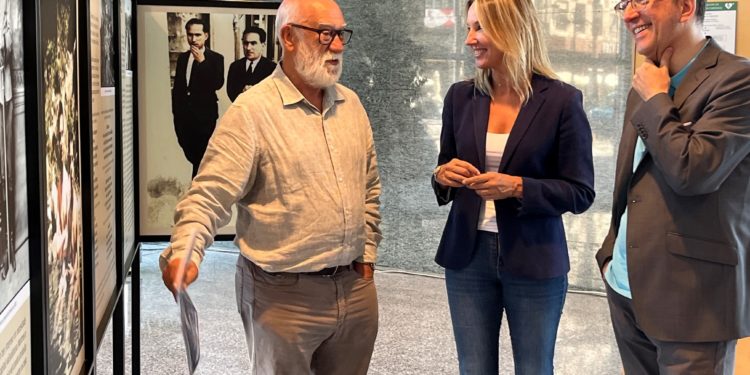 Recala en Vigo ‘Compromiso na distancia’, la muestra que recorre la vida y obra de Gurriarán