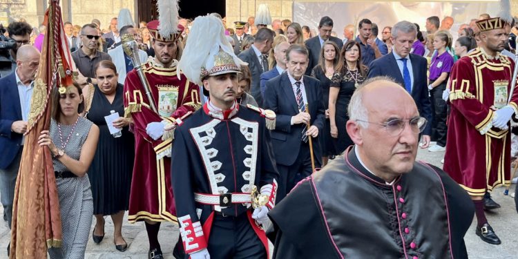 Devoción por el Cristo de la Victoria en Vigo: estreno de Porta do Sol y encuentro Caballero-Rueda
