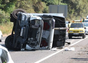 Una mujer herida al volcar un camión de basura en O Porriño