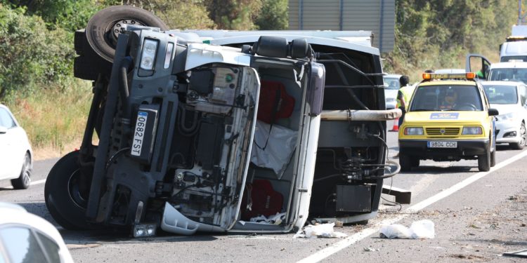 Una mujer herida al volcar un camión de basura en O Porriño