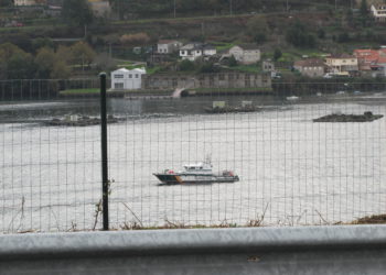 Una embarcación con seis personas a bordo colisiona contra una batea en Redondela
