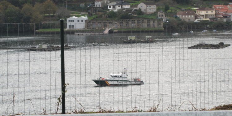Una embarcación con seis personas a bordo colisiona contra una batea en Redondela