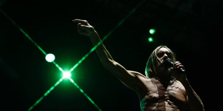 Una antesala a la altura de Iggy Pop, un dinosaurio que bebe cerveza y otras curiosidades del Latitudes