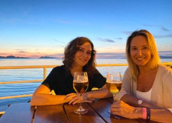 Ayuso disfruta de la puesta de sol en Vigo junto a Fernández-Tapias