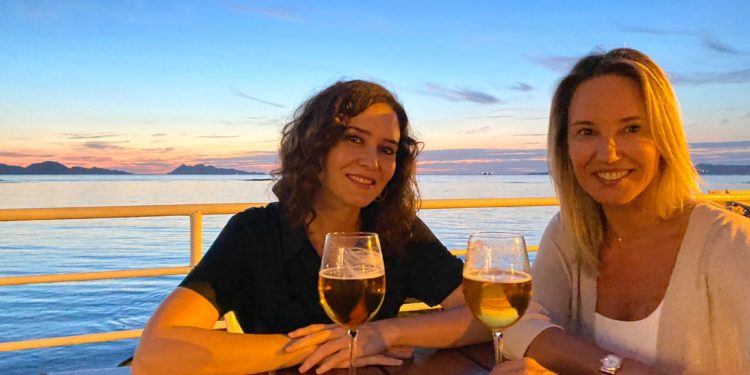 Ayuso disfruta de la puesta de sol en Vigo junto a Fernández-Tapias