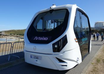 Vecinos de Arteixo prueban un vehículo eléctrico y sin conductor diseñado en O Porriño