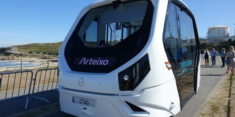 Vecinos de Arteixo prueban un vehículo eléctrico y sin conductor diseñado en O Porriño