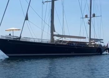 La joya a vela de un difunto oligarca ruso, cautivada por la playa nudista más famosa de la ría de Vigo