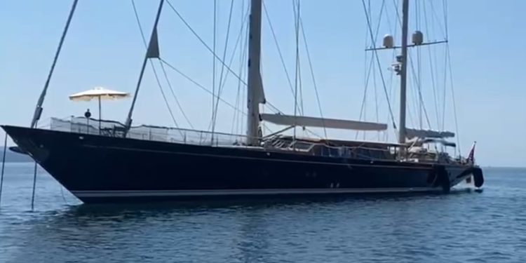 La joya a vela de un difunto oligarca ruso, cautivada por la playa nudista más famosa de la ría de Vigo