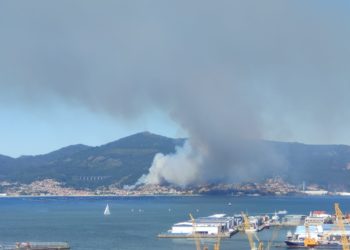 Declarado un incendio forestal cercano a las casas en Moaña