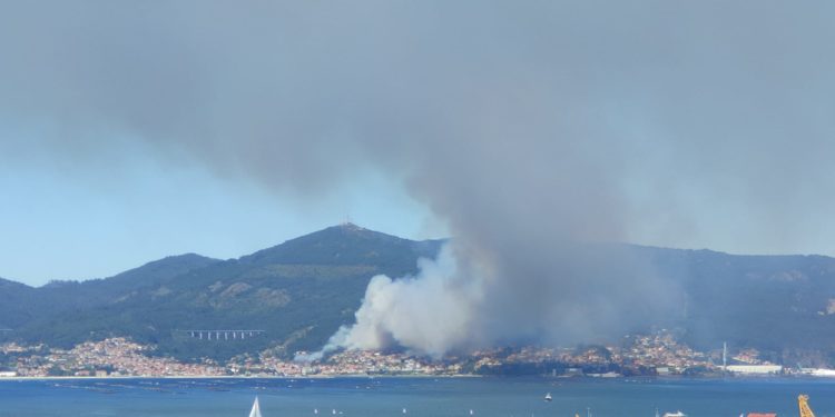 Declarado un incendio forestal cercano a las casas en Moaña